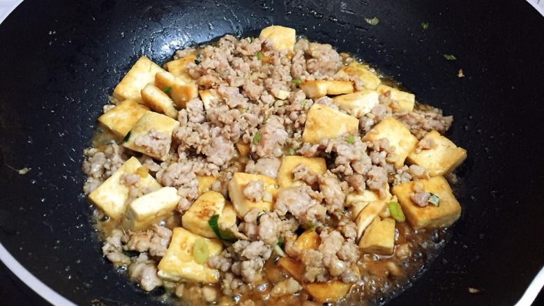 肉末豆腐,大火翻炒至收汁即可