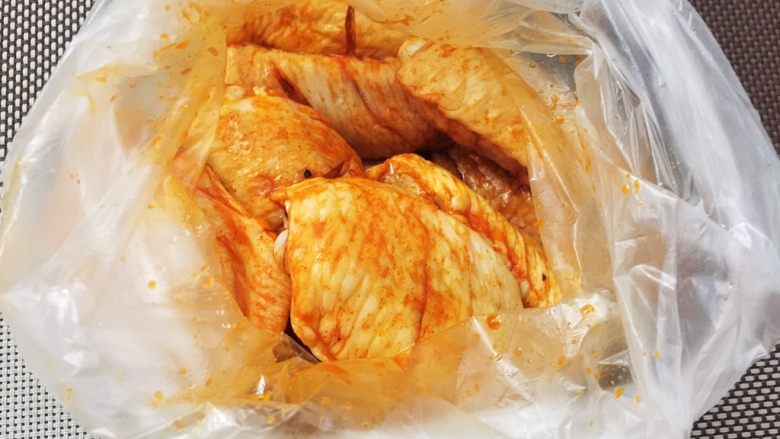 奥尔良烤鸡翅,装入保鲜袋中,冰箱冷藏腌制5-6个小时