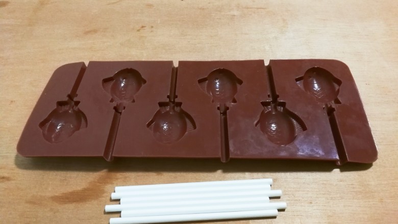 巧克力鱼棒棒糖,硅胶模具清洗干净,吹干水分