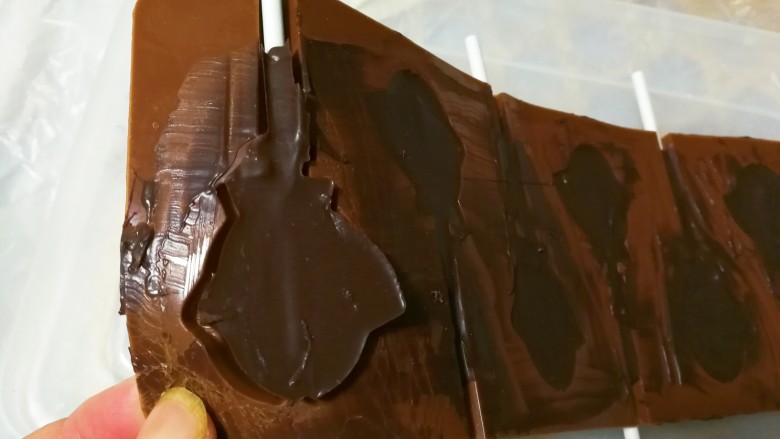 巧克力鱼棒棒糖,轻轻用手一压模具就脱模了,很方便