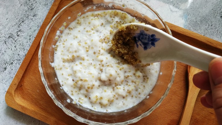 奶香藜麦米糊,将煮好的藜麦和米粉混合均匀