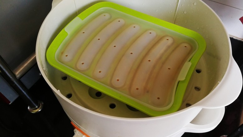 猪肉茄子蛋肠,盖紧盖子,冷水上锅蒸15分钟