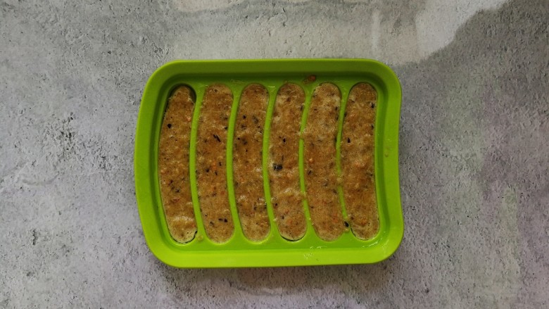 猪肉茄子蛋肠,打好的肉泥倒进香肠模具,轻震几下震出大气泡