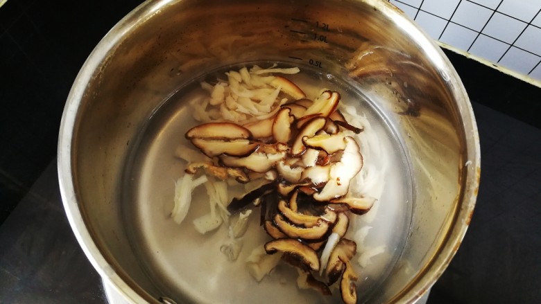 香菇鸡丝奶油浓汤,香菇片和鸡肉丝下锅煮10分钟