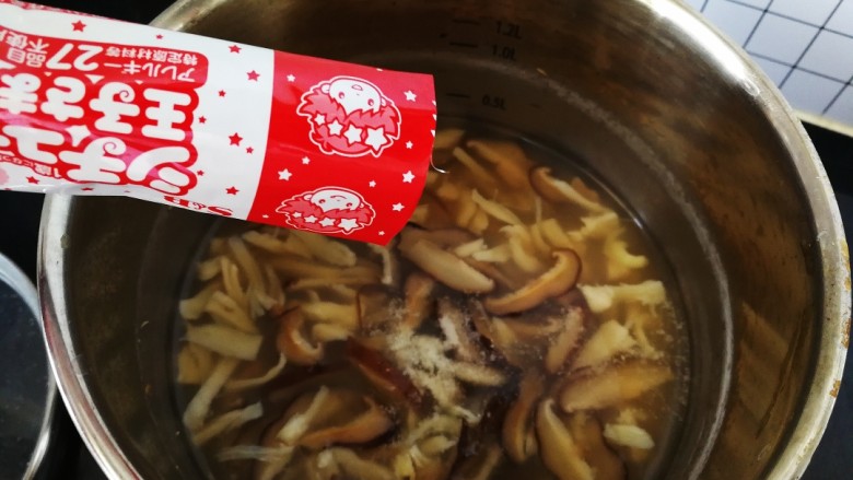 香菇鸡丝奶油浓汤,关火倒入浓汤粉搅拌均匀