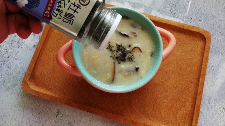 香菇鸡丝奶油浓汤,撒牡蛎黑芝麻粉补锌补钙