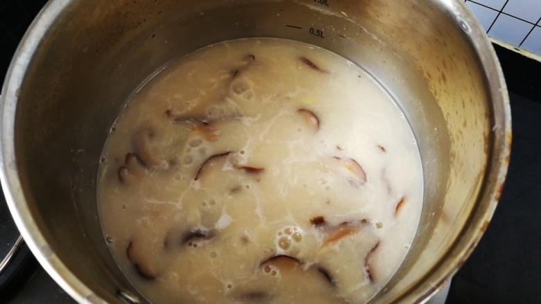 香菇鸡丝奶油浓汤,继续小火煮一分钟