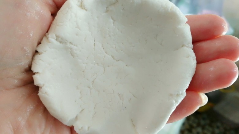 豆腐皮粄~客家小吃,我这忘记盖保鲜膜了,不一会就有点干了,取五十克面团,揉圆,按平(五十克一个,不大不小,太大了吃了会太腻,五十克刚刚好)
