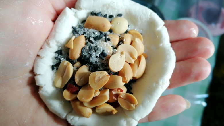 豆腐皮粄~客家小吃,加上馅料,慢慢包紧实