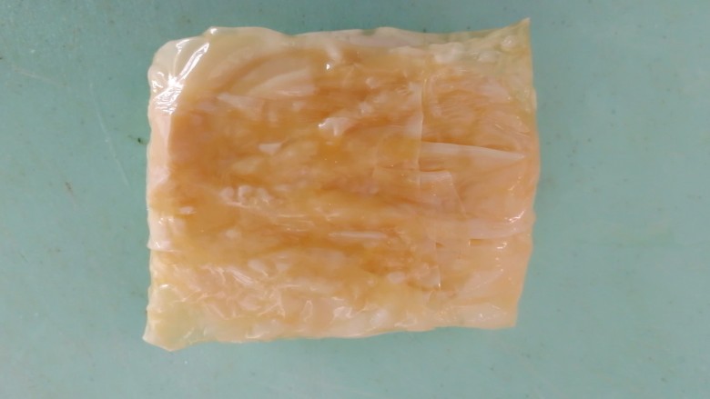 豆腐皮粄~客家小吃,左右两边的包尾,这样就好啦,反过来,放蒸笼里