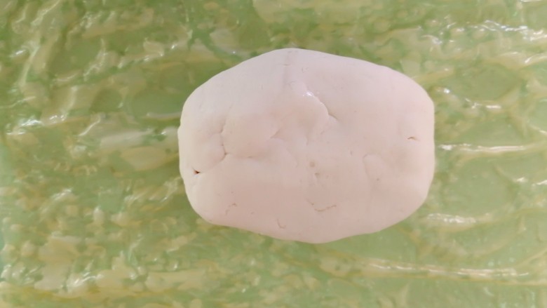 豆腐皮粄~客家小吃,包好馅的面团,放在豆腐皮上,我这豆腐皮大小刚刚够包四个粄,大家看着包哈😄
