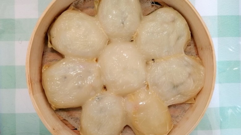 豆腐皮粄~客家小吃,蒸出来看着都粘一起了,不要紧的,有豆腐皮隔开了,可以一个个夹开来吃的