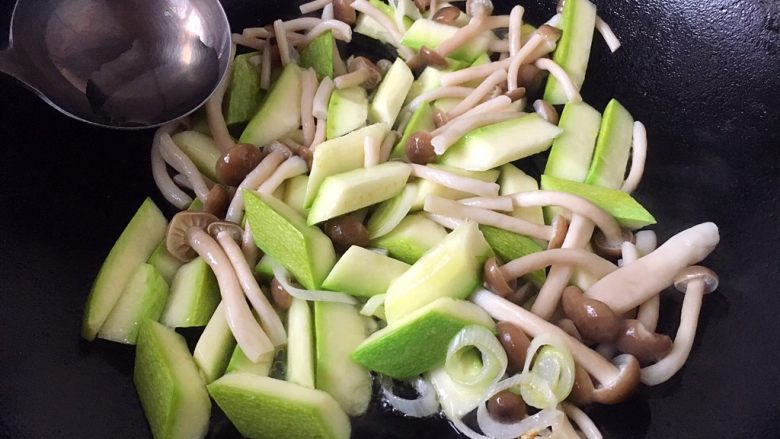 鸡蛋炒小西葫芦蟹味菇,烹入1小勺的白糯米酒（料酒），翻炒均匀。