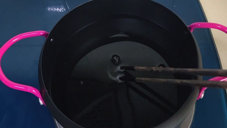 干菜炒汤圆,放入筷子冒出小泡,说明油温可以进行炸制了
