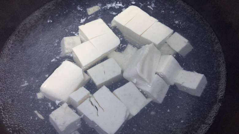 河蚌咸肉豆腐汤,沸水汆烫豆腐。
