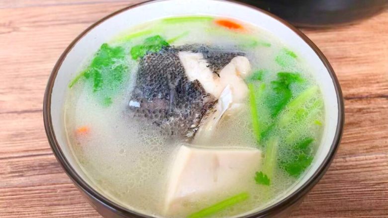 鱼头豆腐汤,浓浓的鱼汤,一点腥味都没有,美味极了