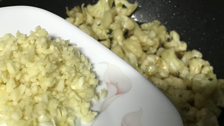 蚝油裹花菜,迅速翻炒均匀,入味,此时加入蒜米,翻匀。