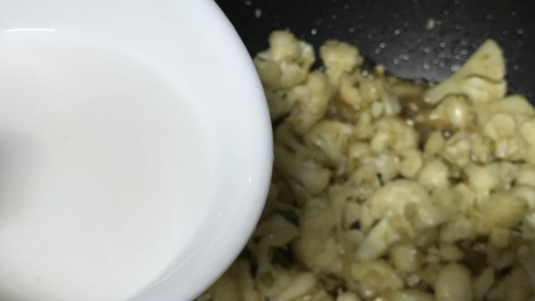 蚝油裹花菜,芡水再次搅拌后,倒入锅子中,迅速翻炒均匀。