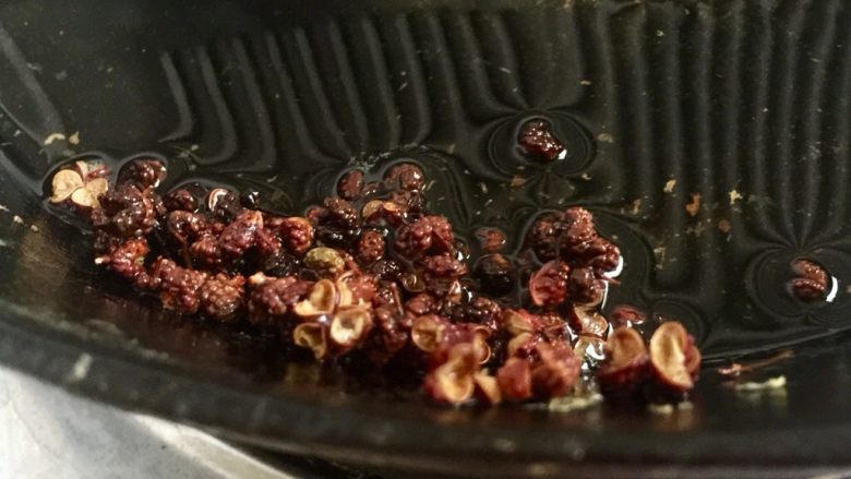 吉祥蔬菜三宝➕炝拌三彩白菜丝,小火煸香花椒,然后把花椒盛出