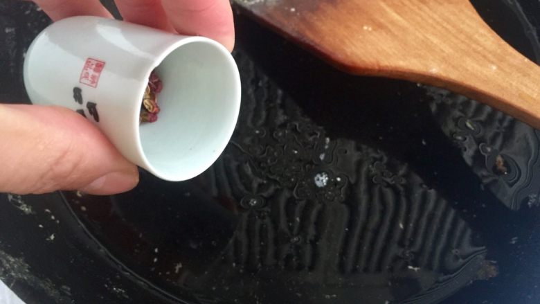 吉祥蔬菜三宝➕炝拌三彩白菜丝,热锅后加适量食用油,加入少许花椒