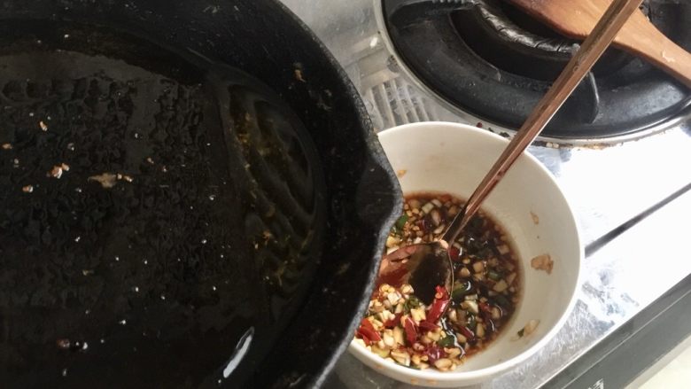 吉祥蔬菜三宝➕炝拌三彩白菜丝,把花椒油加热到八成熟,然后浇在调味汁上