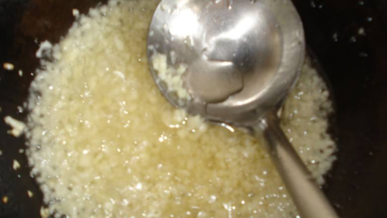 蒜蓉粉丝蒸大虾,锅底油,放入蒜茸小火炒出蒜香味,发黄时就好了