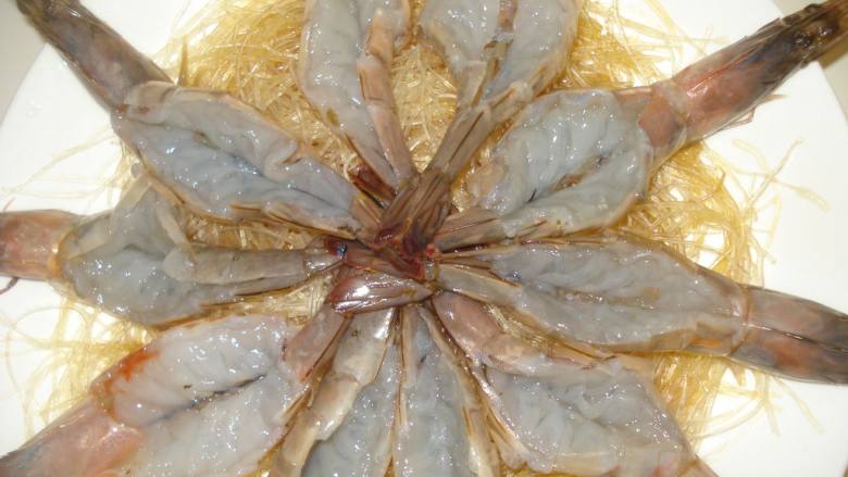 蒜蓉粉丝蒸大虾,大虾在虾背劈开,去掉虾肠,用刀拍平,平铺在粉丝上