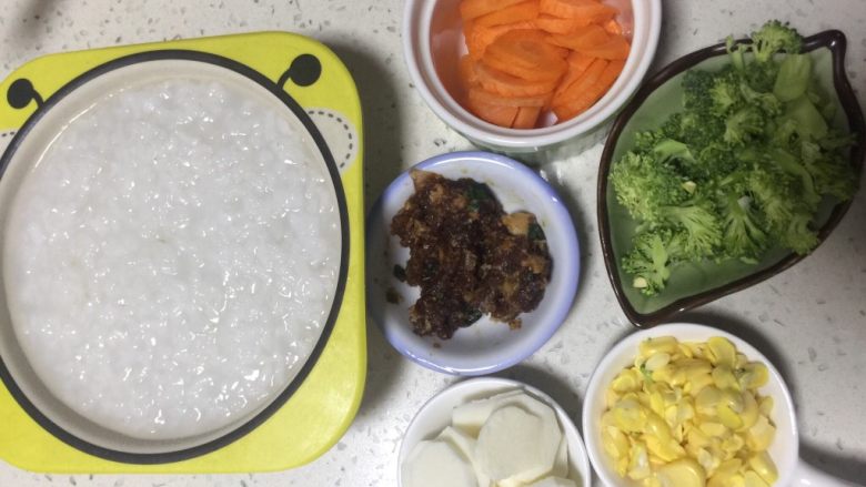 瘦肉玉米蔬菜粥,把西兰花、胡萝卜、山药切片,玉米粒掰下颗粒,肉沫提前用生抽跟一点盐巴腌制好,稀饭提前煮好,所有食材准备好。