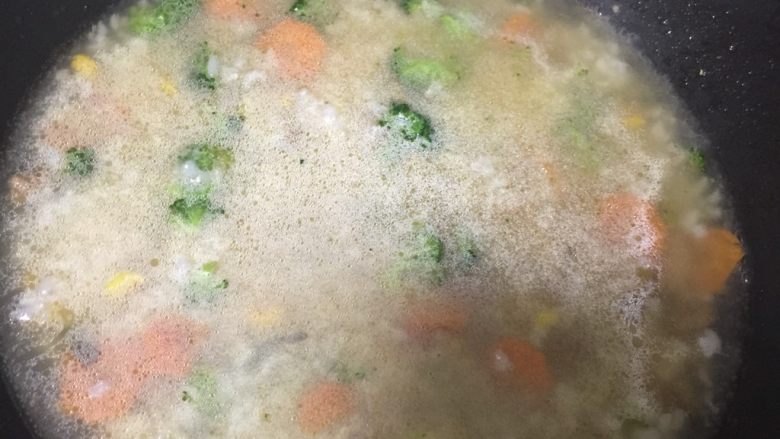瘦肉玉米蔬菜粥,最后一步倒入高汤,开大火煮开后再转小火熬制10分钟。(没有高汤也建议大家用开水不要用冷水,糊不糊锅就看你倒的是冷水还是开水了)