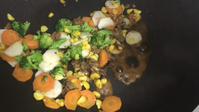 瘦肉玉米蔬菜粥,然后倒入两滴生抽炒下,让味道入味(如果想粥最后成品白的话就不要倒入生抽)