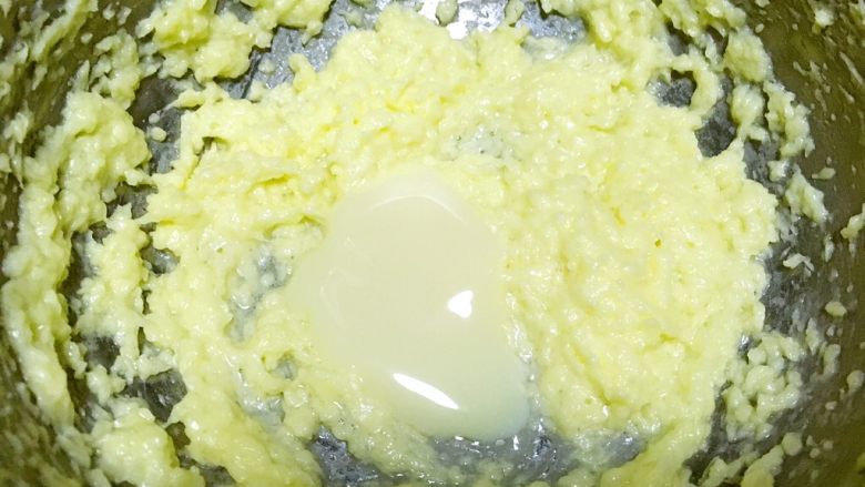 奶牛小饼干,加入炼乳,打发均匀