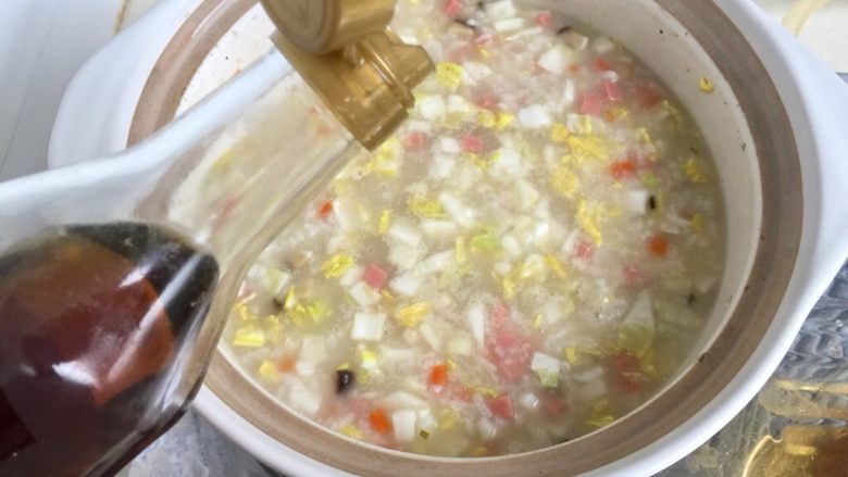 剩米饭的华丽转身➕香菇咸肉白菜粥,尝下味道,咸肉本身很咸,如果觉得粥有点淡,可以加少许食盐调味。关火,加入少许麻油
