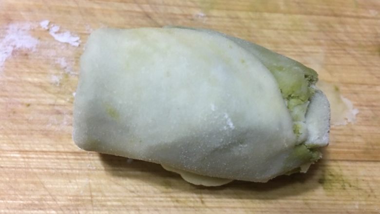 彩色椰蓉豆沙酥饼,卷起,再重复一次