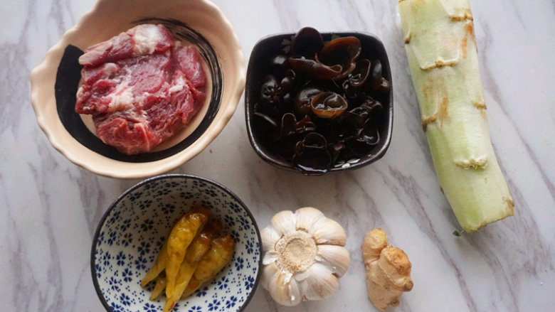 家常白油肉片,提前将原材料准备好
叨叨叨:木耳提前泡发好,为了保证炒出来的肉片口感好,最好选择3分肥7分瘦的<a style='color:red;display:inline-block;' href='/shicai/ 34494'>猪瘦肉</a>为宜