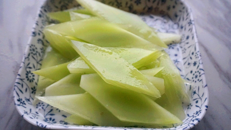 家常白油肉片,将猪瘦肉改刀成薄片,然后加适量盐、清水、姜片、淀粉码味上浆
叨叨叨:在肉片中加适量清水是为了增加肉的嫩度,肉嫩不嫩主要看含水量够不够,特别是瘦肉,所以要加适量清水让肉片吸收水分;加姜片是为了去异增香