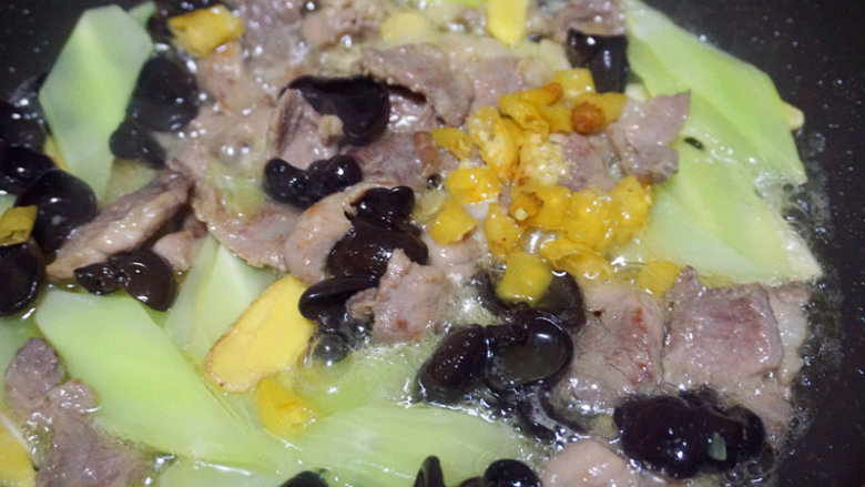 家常白油肉片,待香味激发出来后,下青笋片和木耳炒熟,然后再和肉片混合,最后下入葱和<a style='color:red;display:inline-block;' href='/shicai/ 703'>泡椒</a>炒匀