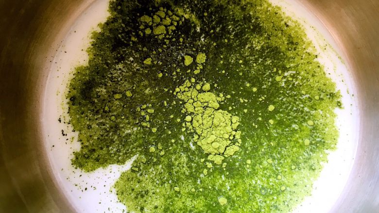 抹茶冰激凌,先做抹茶酱,我用的青岚抹茶粉,85克牛奶加5克抹茶搅拌均匀