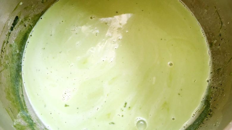 抹茶冰激凌,冰箱取出抹茶酱,将热巧克力酱倒入抹茶酱内,搅拌均匀
