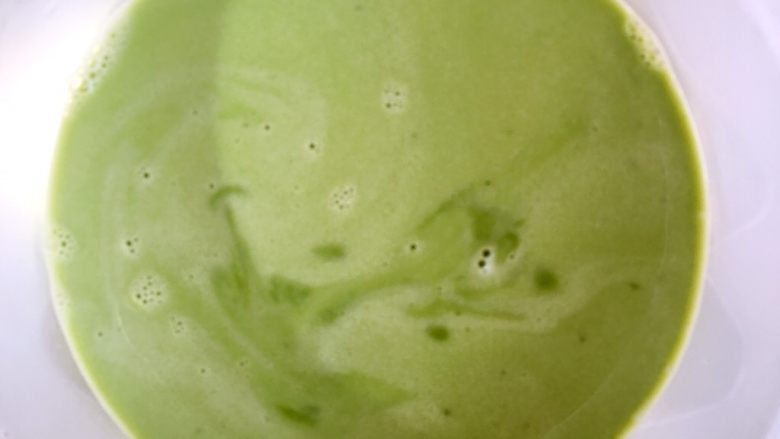 抹茶冰激凌,将基础液体倒入抹茶液内搅拌均匀,并过筛一变