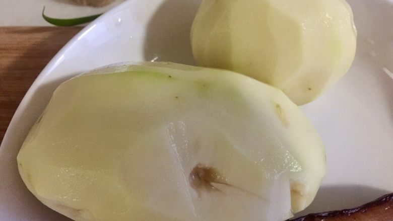 特简单,超级香➕剁椒土豆蒸酱油肉,土豆削皮洗净