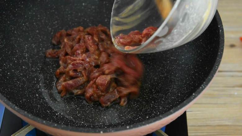嫩滑的肉丝配上清香的春笋,这大概就是春天的味道,锅中加入2勺油,油温5成热时下牛肉,大火炒至变色后盛出备用。