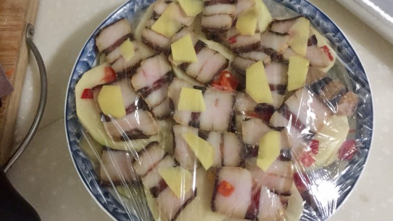 特简单,超级香➕剁椒土豆蒸酱油肉,蒙上保鲜膜,