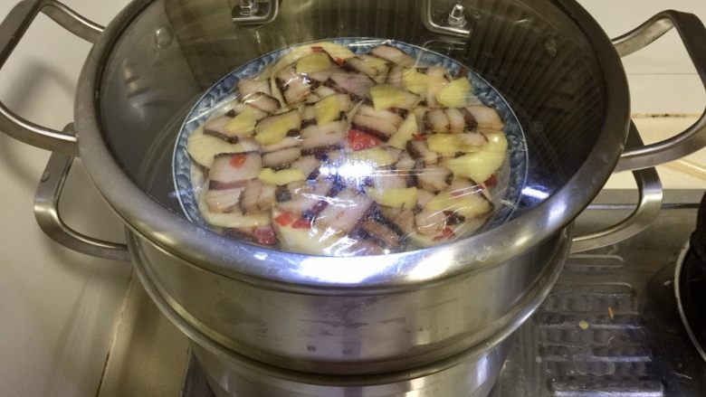 特简单,超级香➕剁椒土豆蒸酱油肉,蒸锅中加适量清水,放入盘子,大火上气后,转中火再蒸30到40分钟