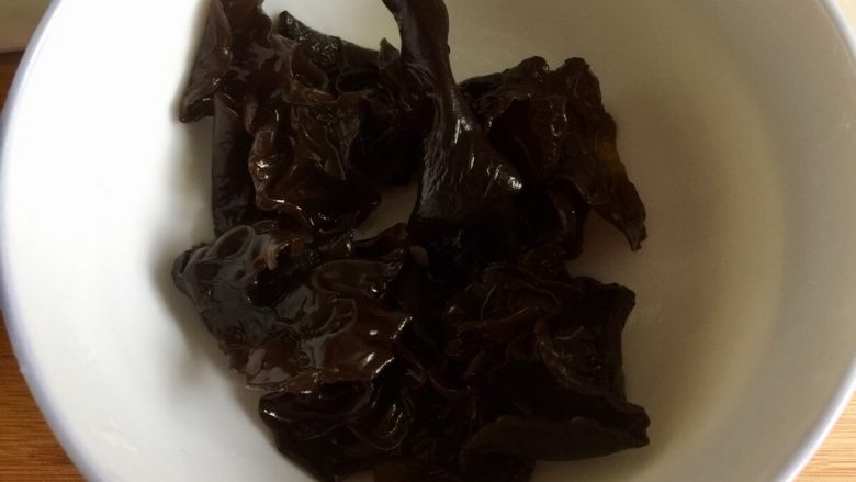 一人食,饱腹“菜”➕蒜苗木耳香肠炒饼丝,泡发好的木耳流动水下揉搓洗净