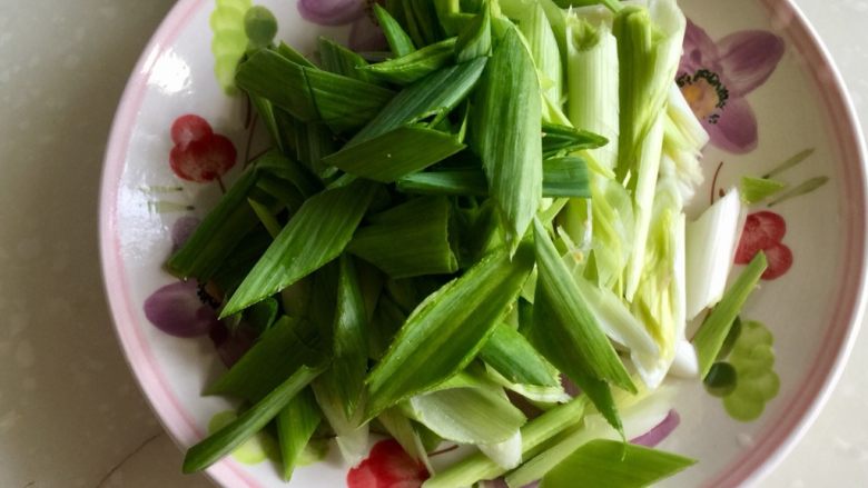 一人食，饱腹“菜”➕蒜苗木耳香肠炒饼丝,用刀背拍一下蒜白，斜着切段