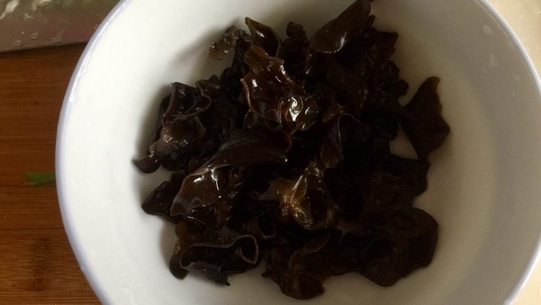 一人食,饱腹“菜”➕蒜苗木耳香肠炒饼丝,撕成小块备用