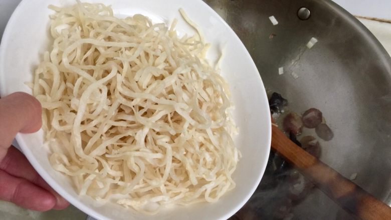 一人食，饱腹“菜”➕蒜苗木耳香肠炒饼丝,加入饼丝，翻炒一两分钟，光用铲子不易炒匀，可以像阿晨铲子筷子一起操作