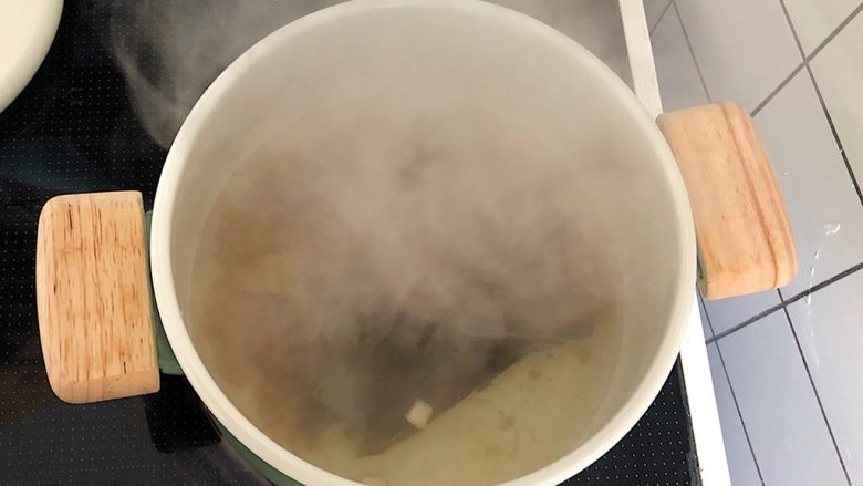 低脂什蔬米线,汤里入酱油和盐调味。过滤,得到高汤。先放一边。