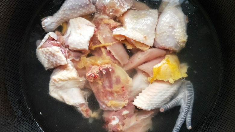 鸡汤米粉丸子,将鸡块倒入清水中,水没过鸡块
