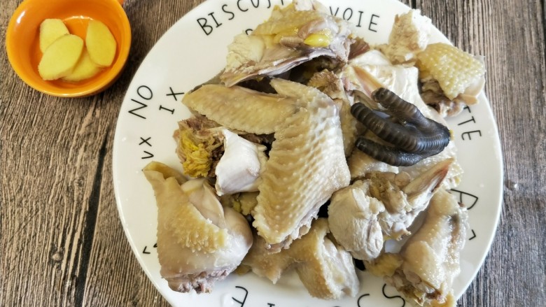 鸡汤米粉丸子,烧开后,捞起鸡块,冲洗干净